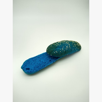 Булочка для хот-дога (синяя) с кунжутом 5.jpg